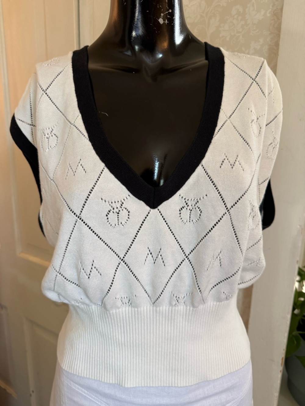 Maeve Violette Icon Logo Off White Black Trim V-Neck Cropped Swearer Vest Small